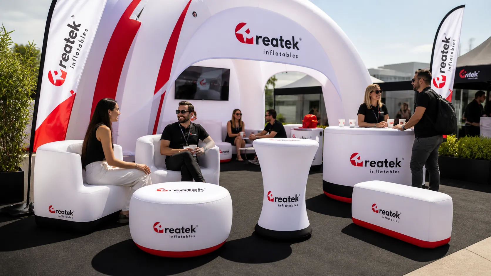 Nafukovací eventový nábytok Reatek v brandovej promo zóne s reklamným stanom, stolíkmi, sedačkami a taburetmi na evente