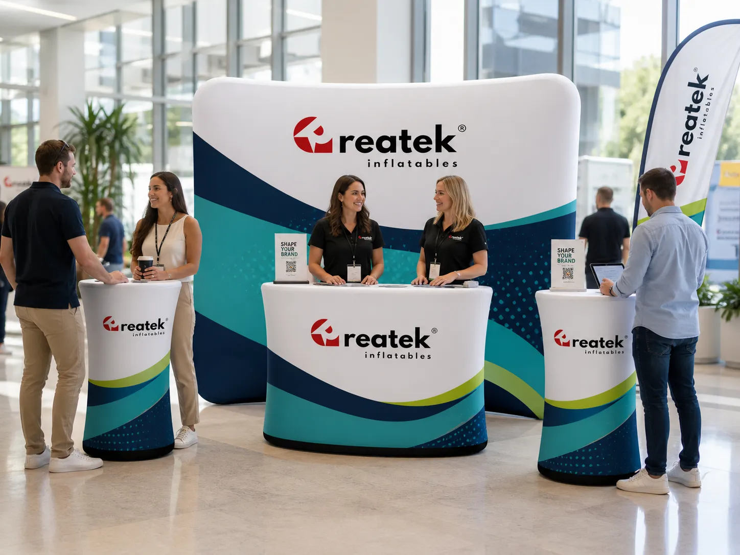 Nafukovacie promo stolíky a pop-up stena REATEK ako profesionálne reklamné riešenie pre sampling, výstavy, veľtrhy a promo akcie