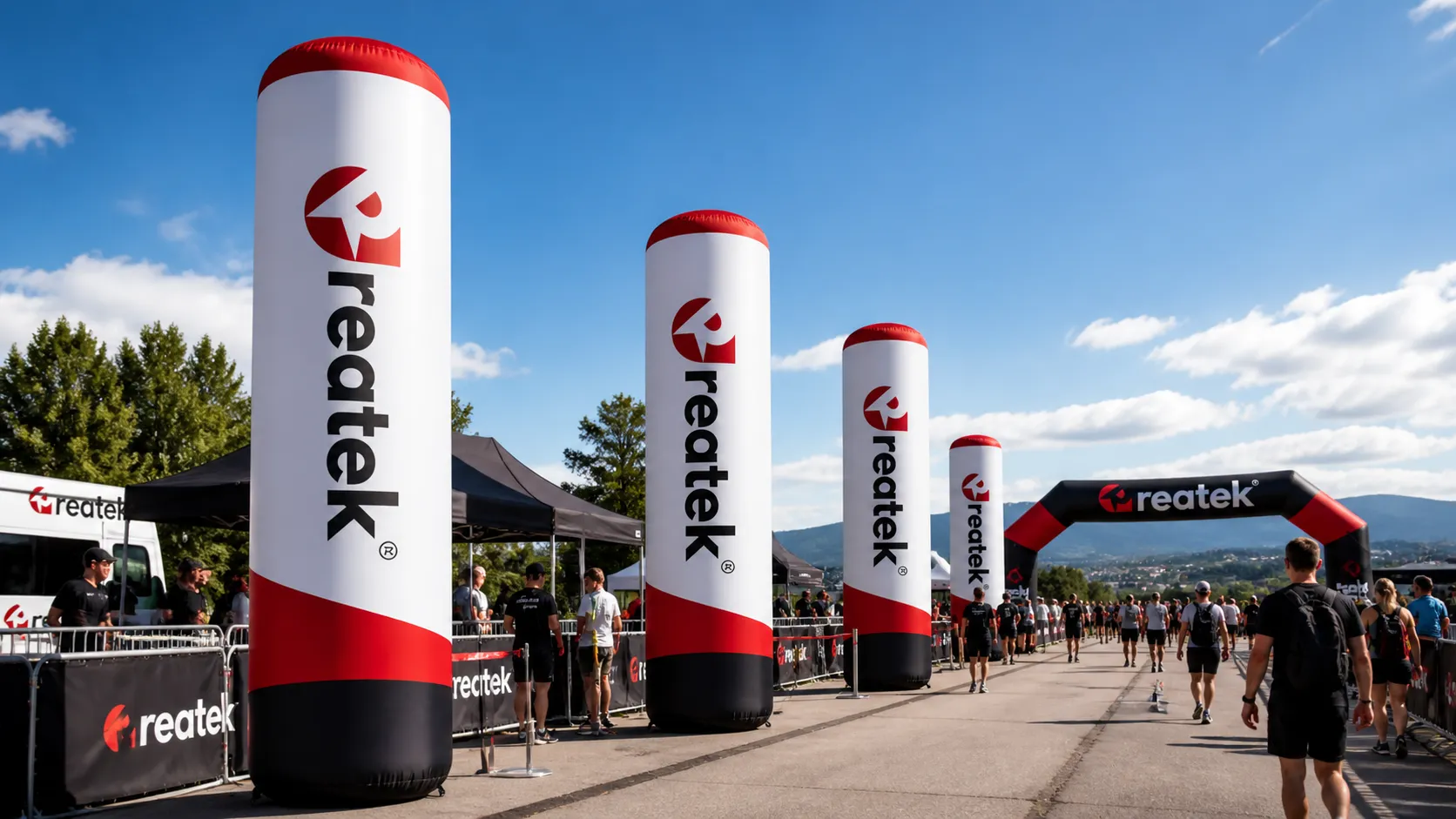 Nafukovacie reklamné stĺpy REATEK ako výrazné vertikálne promo pútače pre športové podujatia, festivaly a firemné eventy