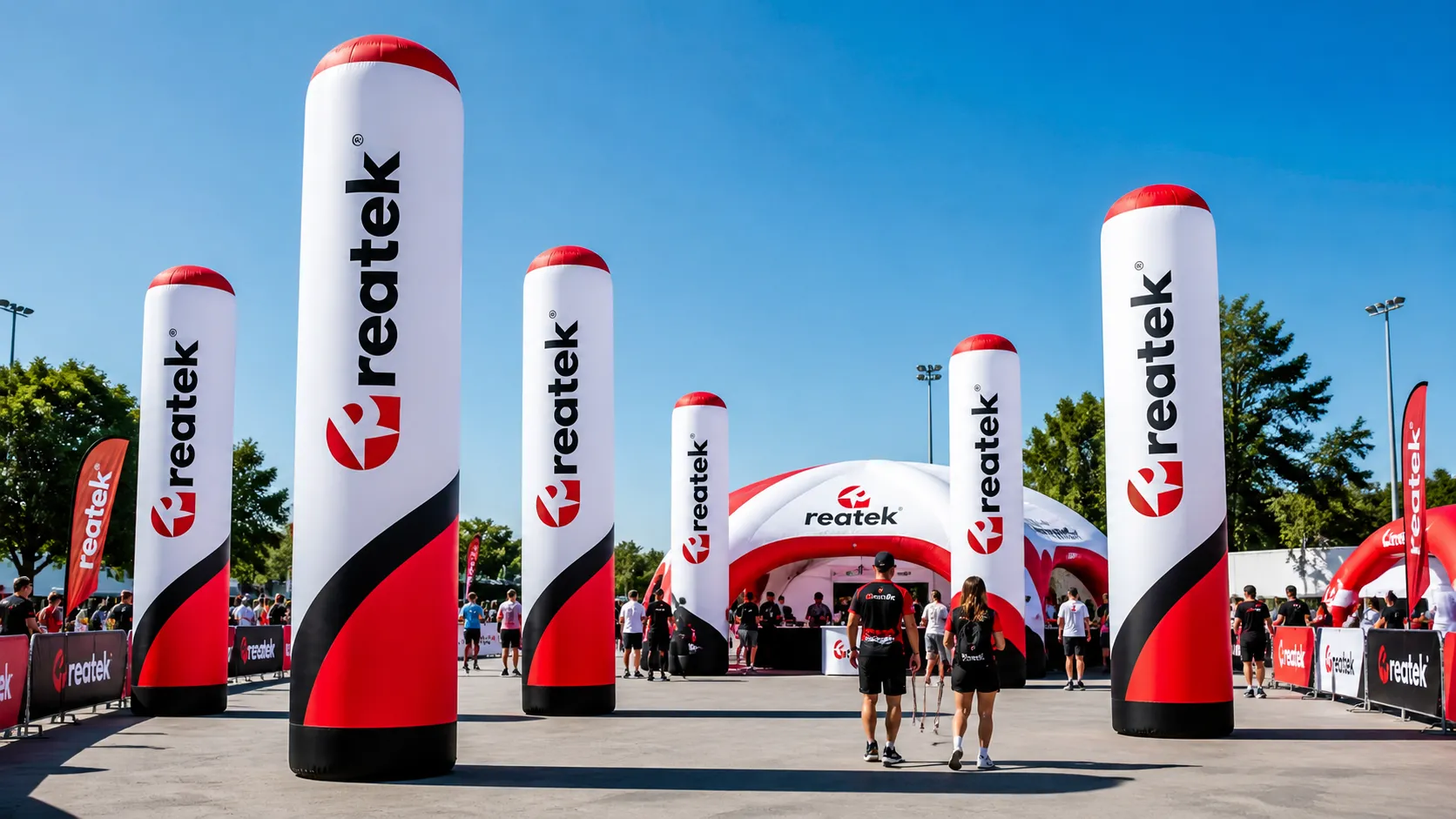 Nafukovacie reklamné stĺpy Reatek ako vysoké promo totemy pre viditeľný branding na eventoch, festivaloch a športových akciách