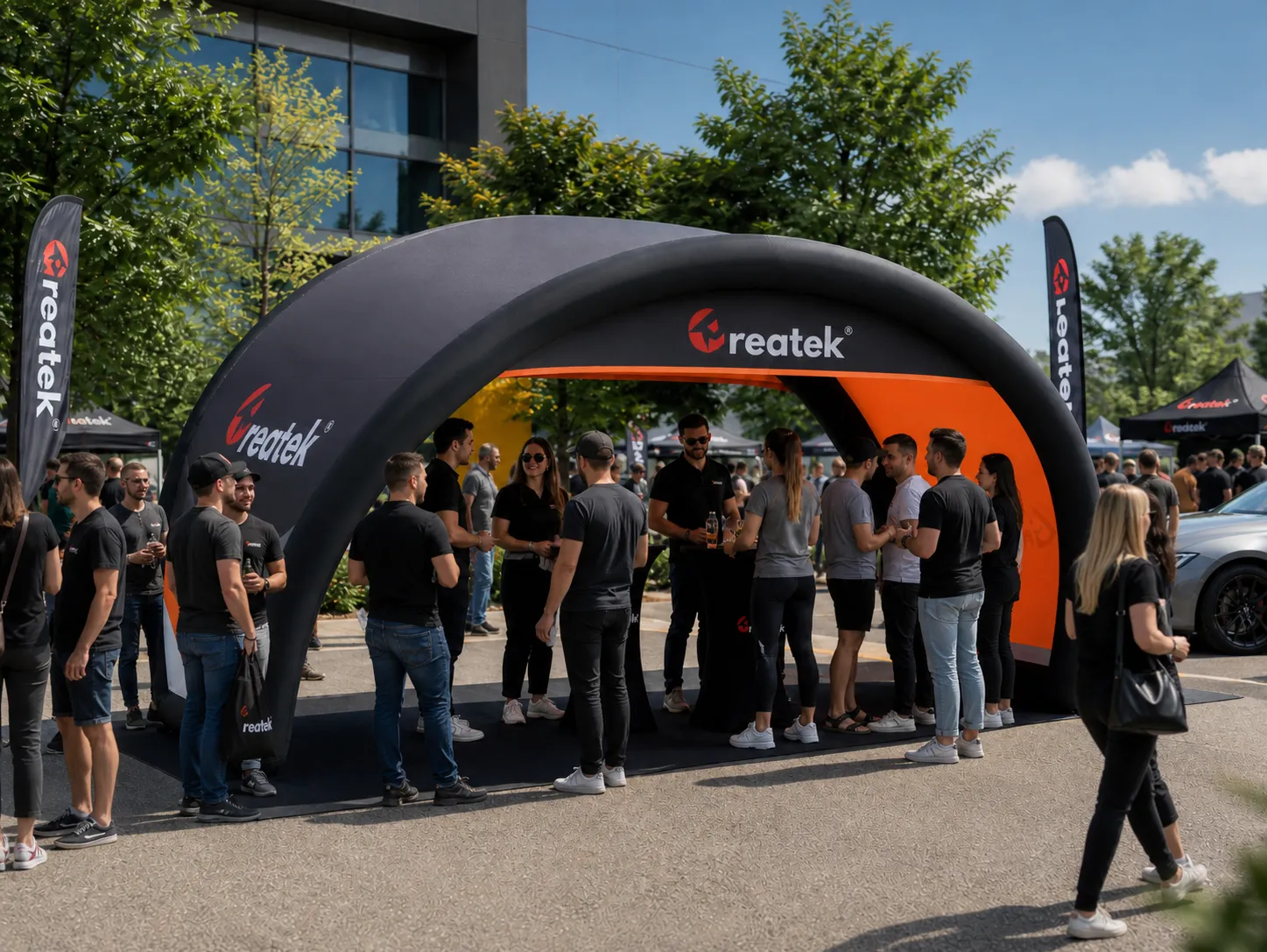 Pneumatický nafukovací stan REATEK typu U s čierno-oranžovým brandingom na firemnom evente.