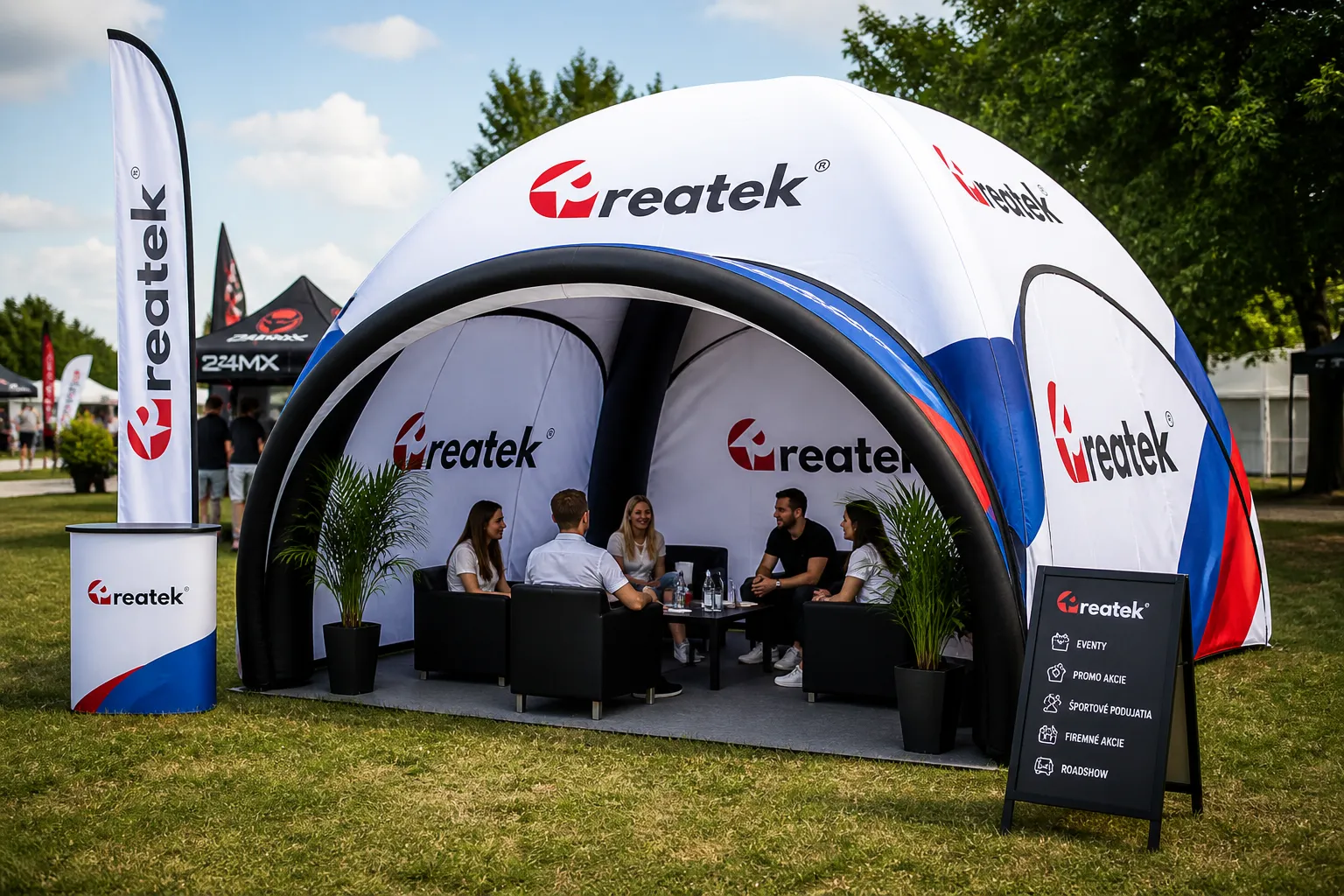 Pneumatický nafukovací stan REATEK s posedením pre ľudí na outdoor evente, firemnej akcii alebo promo kampani.